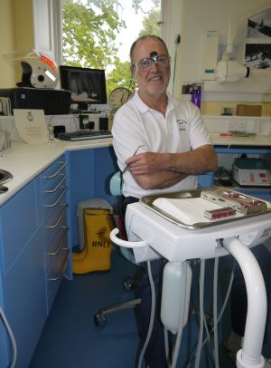 Exmouth RNLI’s dentist volunteer drills in the importance of fundraising