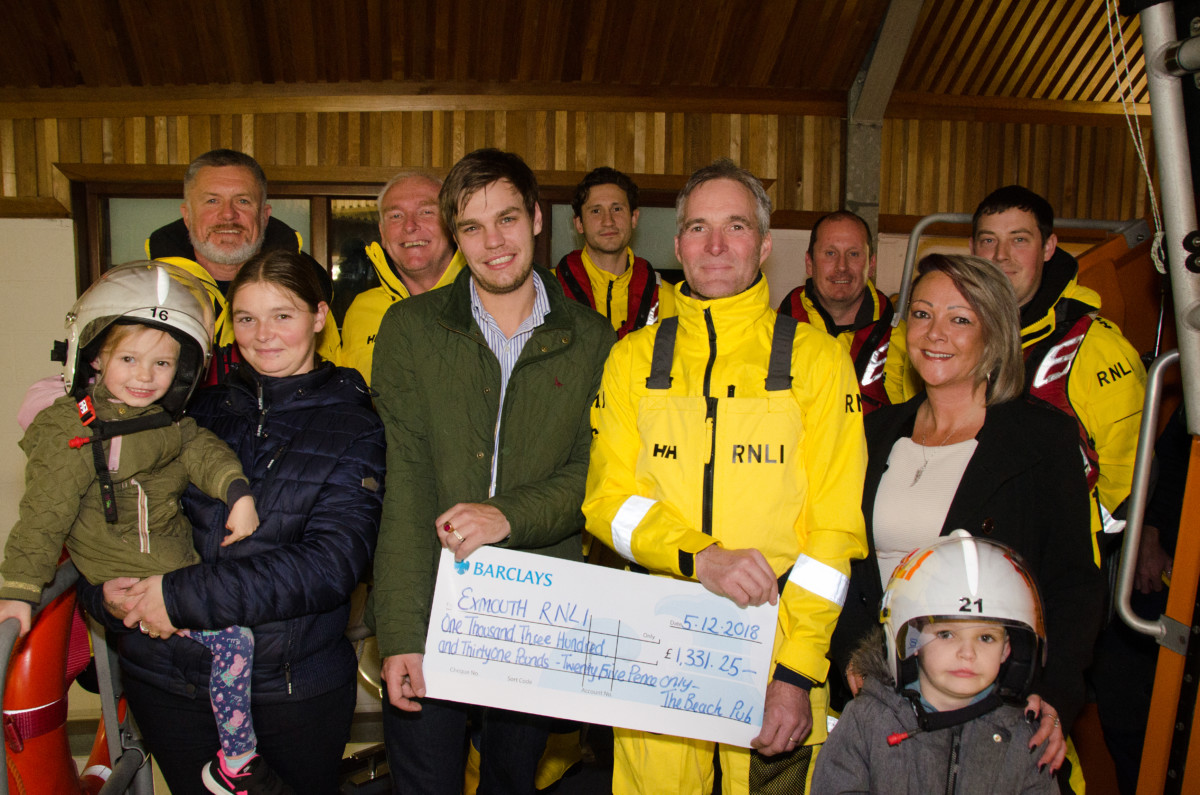 Exmouth’s Beach Pub raises over £1,300 for Exmouth RNLI