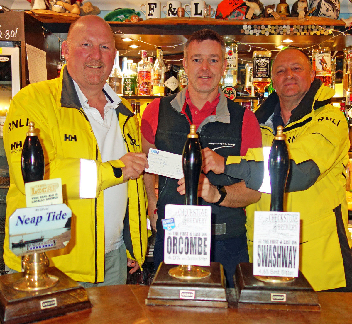 ‘First & Last’ Pub donates £90 to Exmouth RNLI
