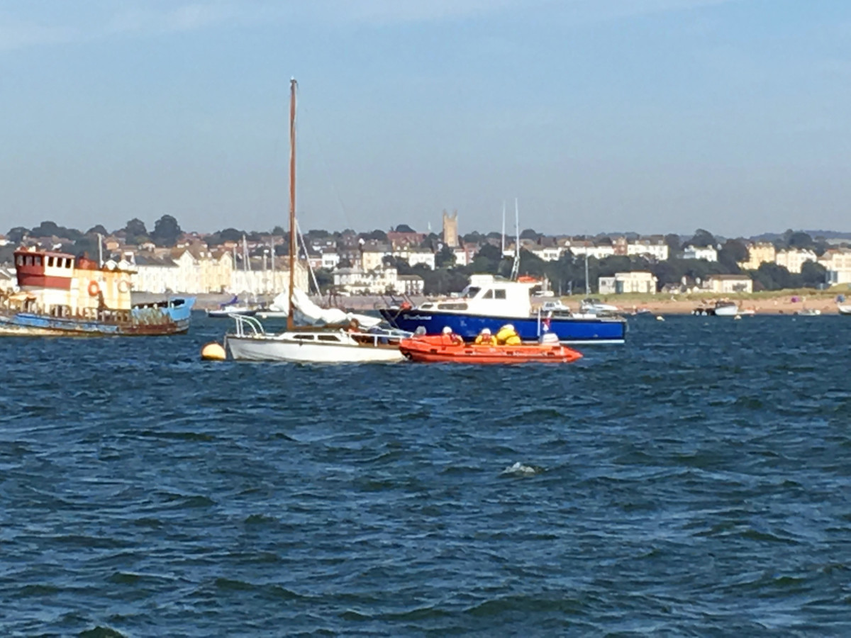 Exmouth RNLI Inshore Lifeboat attends to yacht in difficulty