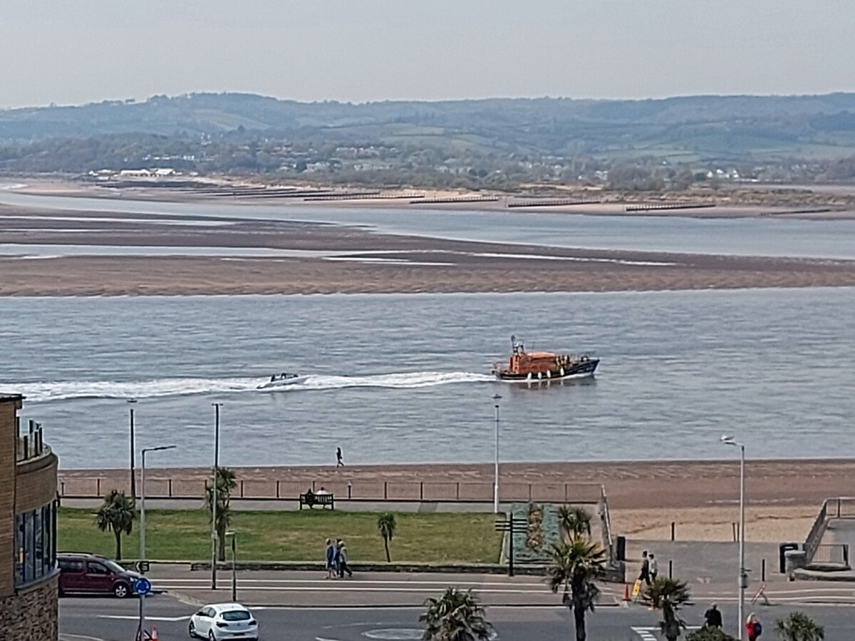 Exmouth RNLI called to speedboat in difficulty