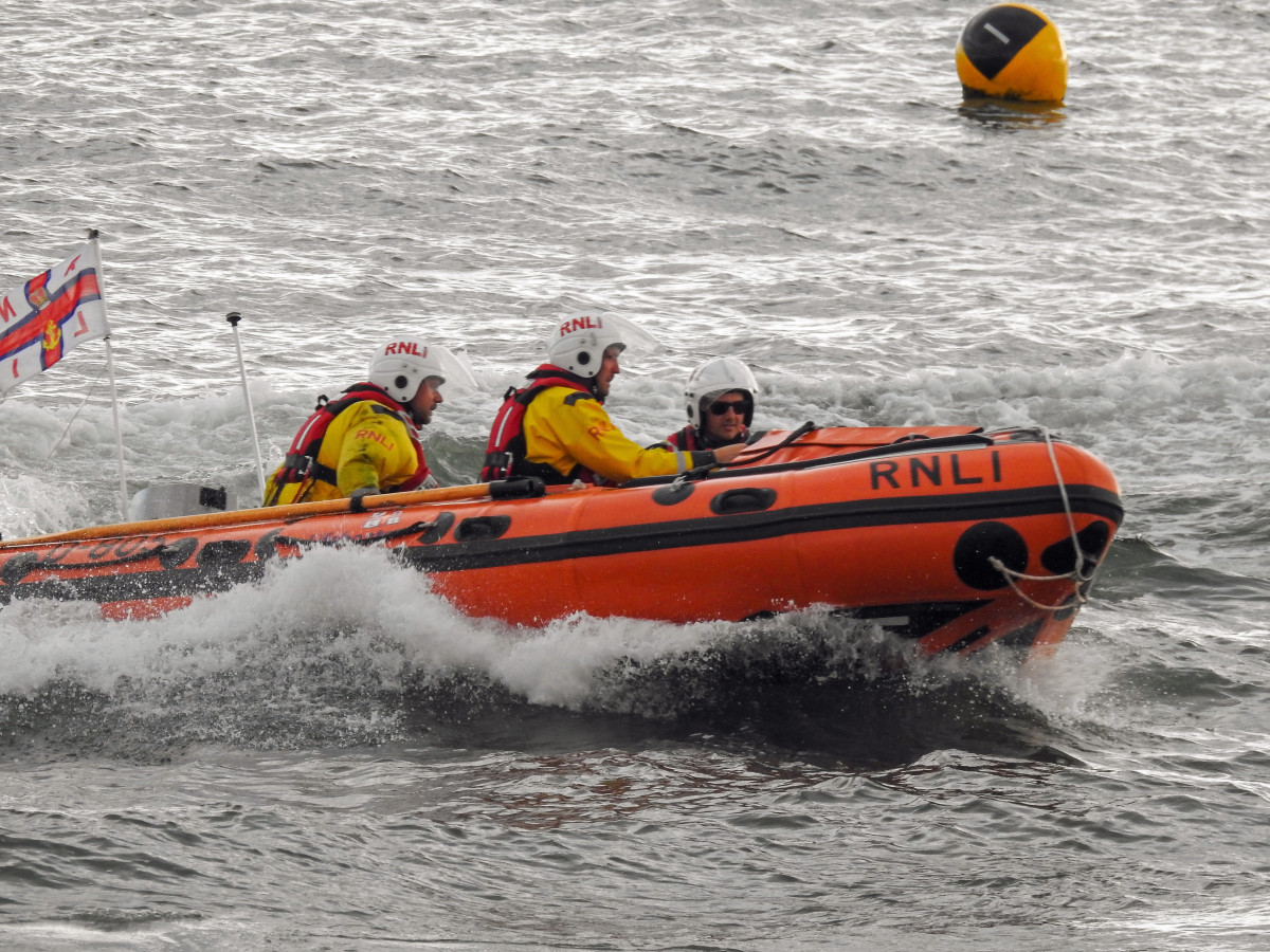 Exmouth RNLI assist broken down boat