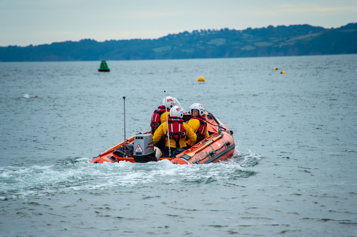 Exmouth RNLI respond to paddleboarder in difficulty